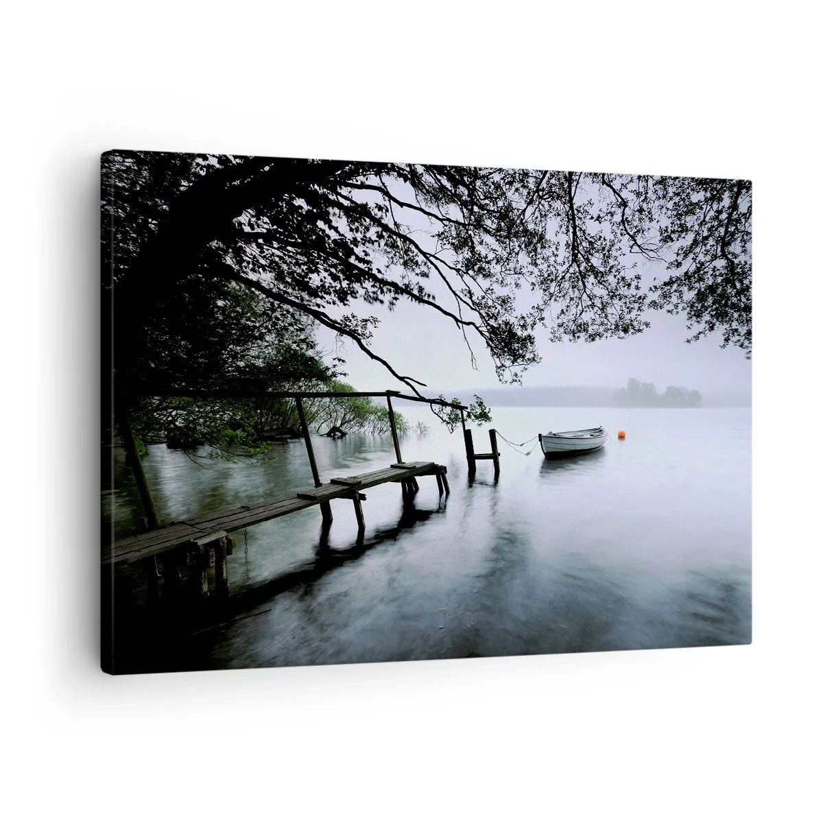 Canvastavla - Bild på duk - En brygga över vattnet med en båt i bakgrunden omgiven av ett dimmigt landskap - 70x50cm - Så kopplar du av - Modern väggdekoration för vardagsrum och sovrum ARTTOR