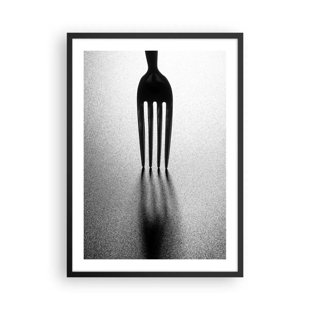 Affisch i svart ram - Ett minimalistiskt svartvitt fotografi av en gaffel och skugga. - 50x70cm - Ljus och skugga - Modern väggdekoration för vardagsrum och sovrum ARTTOR