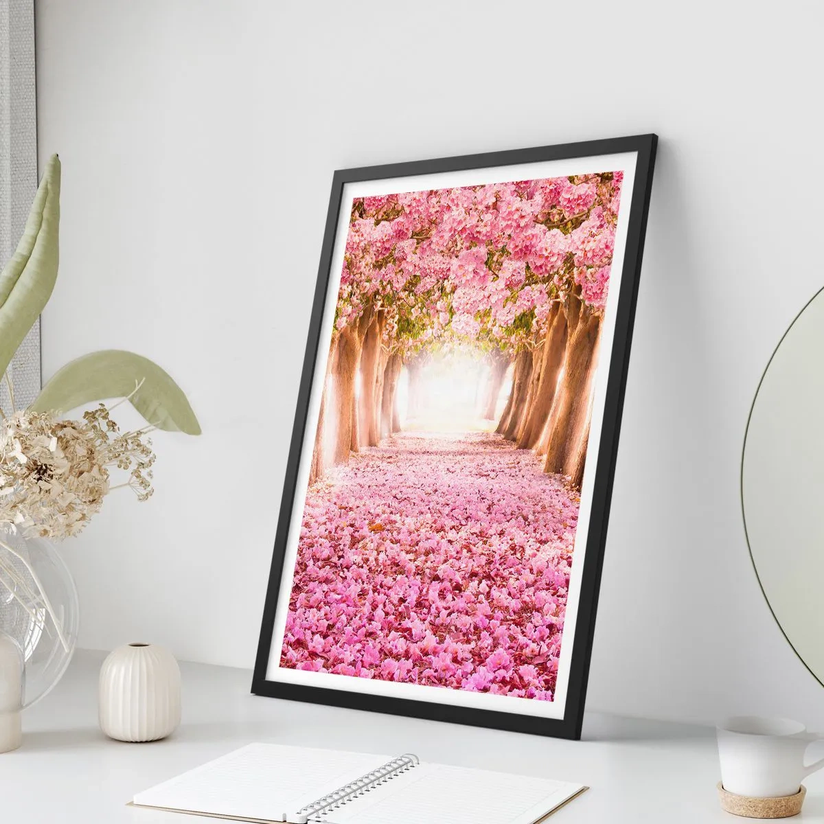 Affisch i svart ram - En allé av körsbärsträd med en rosa blommig matta - 50x70cm - Vägen till paradiset - Modern väggdekoration för vardagsrum och sovrum ARTTOR