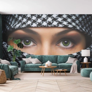 Fototapet Standard Eco - En kvinnas gröna ögon inramade av ett svartvitt tygmönster - 100x70cm - Beslöjad grönögd skönhet - Modern väggdekoration för vardagsrum och sovrum ARTTOR