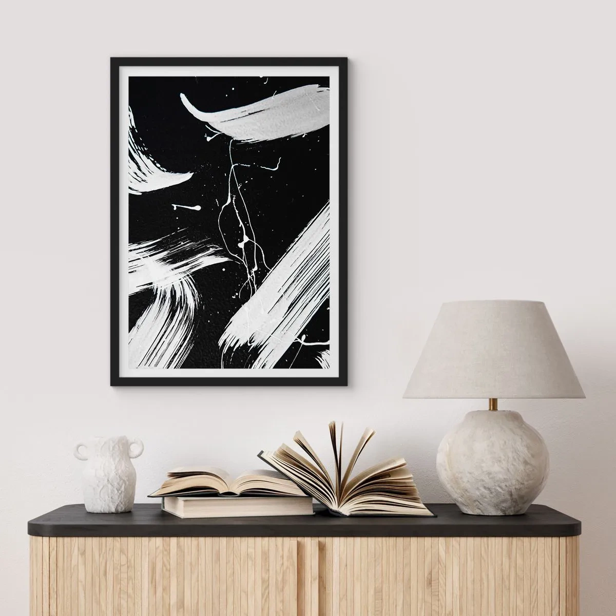 Affisch i svart ram - Abstrakt komposition av svartvita penseldrag - 50x70cm - Bryta mörkret - Modern väggdekoration för vardagsrum och sovrum ARTTOR
