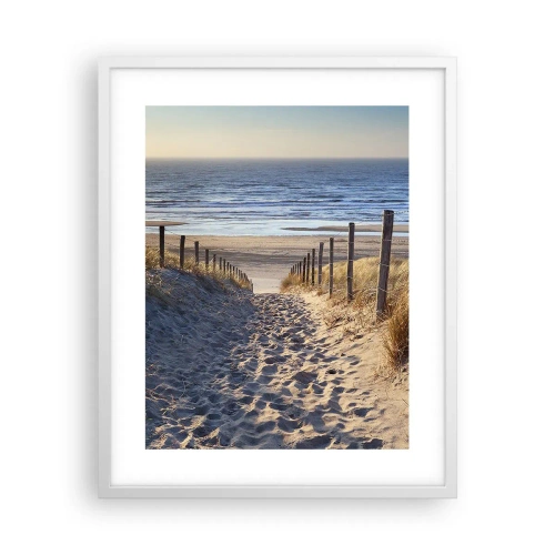 Affisch i vit ram - Havets brus, fågelsång, tom strand bland träden - 40x50 cm