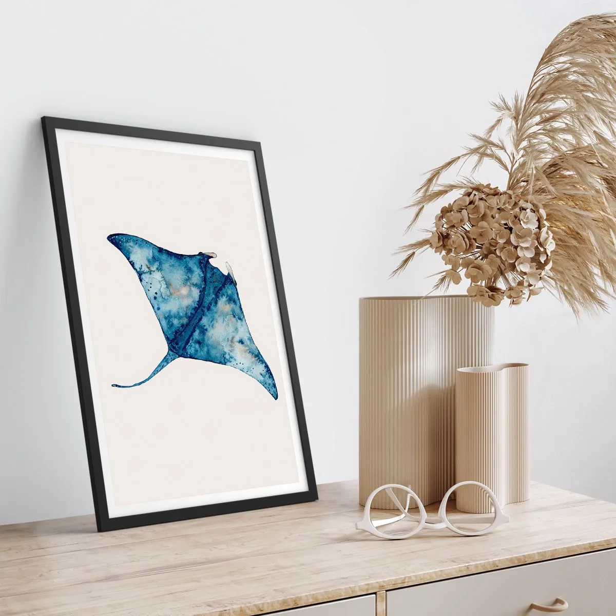 Affisch i svart ram - Ritning av en stingrocka i nyanser av blått - 50x70cm - Liv i blått - Modern väggdekoration för vardagsrum och sovrum ARTTOR