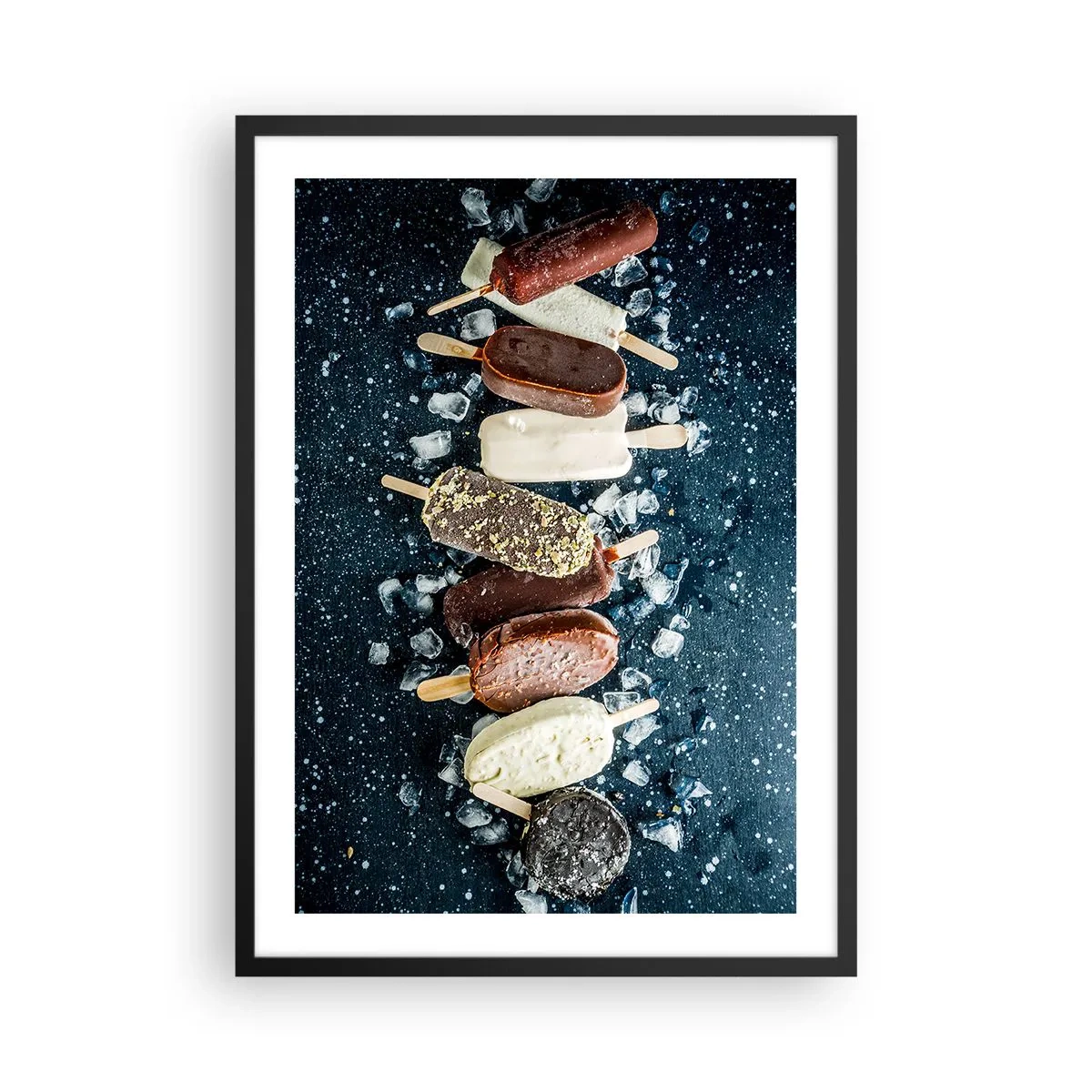 Affisch i svart ram - Blandade glassar omgivna av is mot en mörk himmel - 50x70cm - Smak av varm sommar - Modern väggdekoration för vardagsrum och sovrum ARTTOR