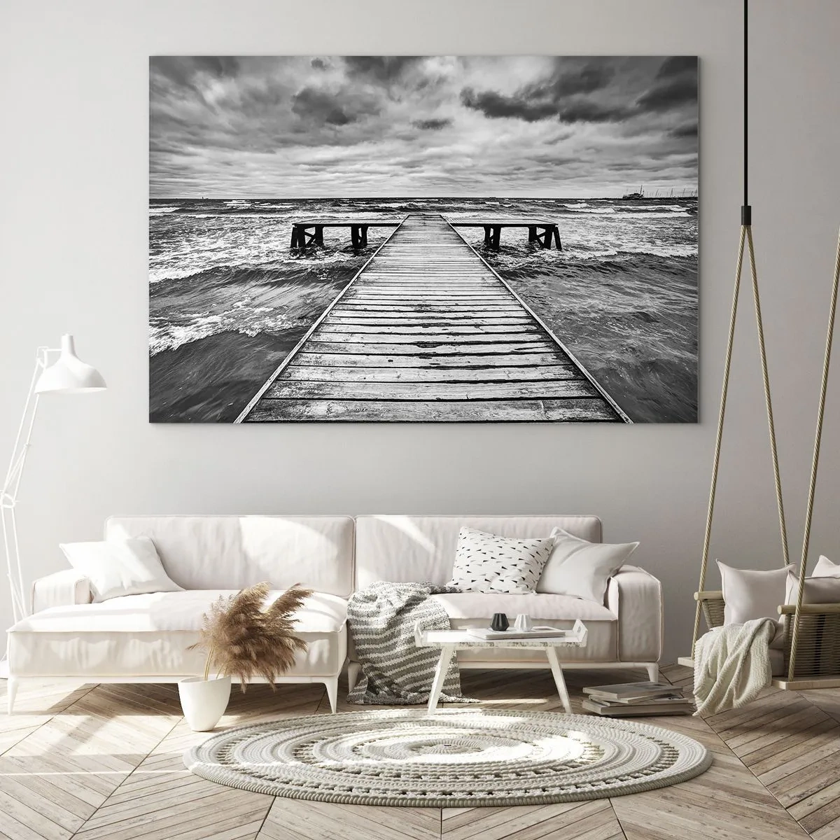Glastavla - Bild på glas - En svartvit brygga mitt bland grova vågor - 70x50cm - Jag väntar på vind som blåser bort... - Modern väggdekoration för vardagsrum och sovrum ARTTOR