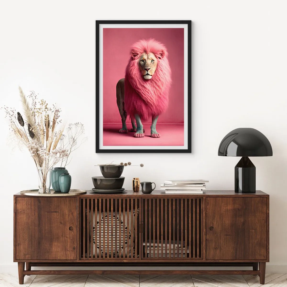 Affisch i svart ram - Ett lejon med rosa man på rosa bakgrund - 50x70cm - Och du är inte längre rädd - Modern väggdekoration för vardagsrum och sovrum ARTTOR