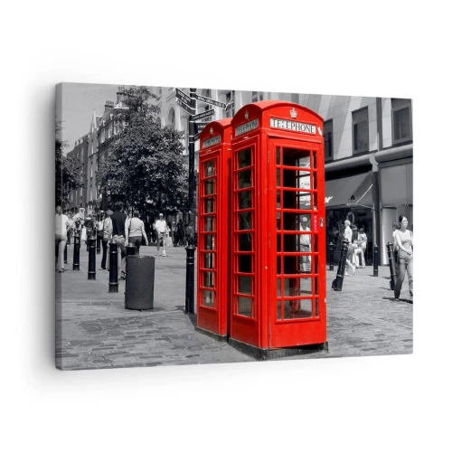Canvastavla - Bild på duk - Röda telefonkiosker mot en svartvit urban bakgrund. - 70x50cm - Röda telefonkiosker - Modern väggdekoration för vardagsrum och sovrum ARTTOR