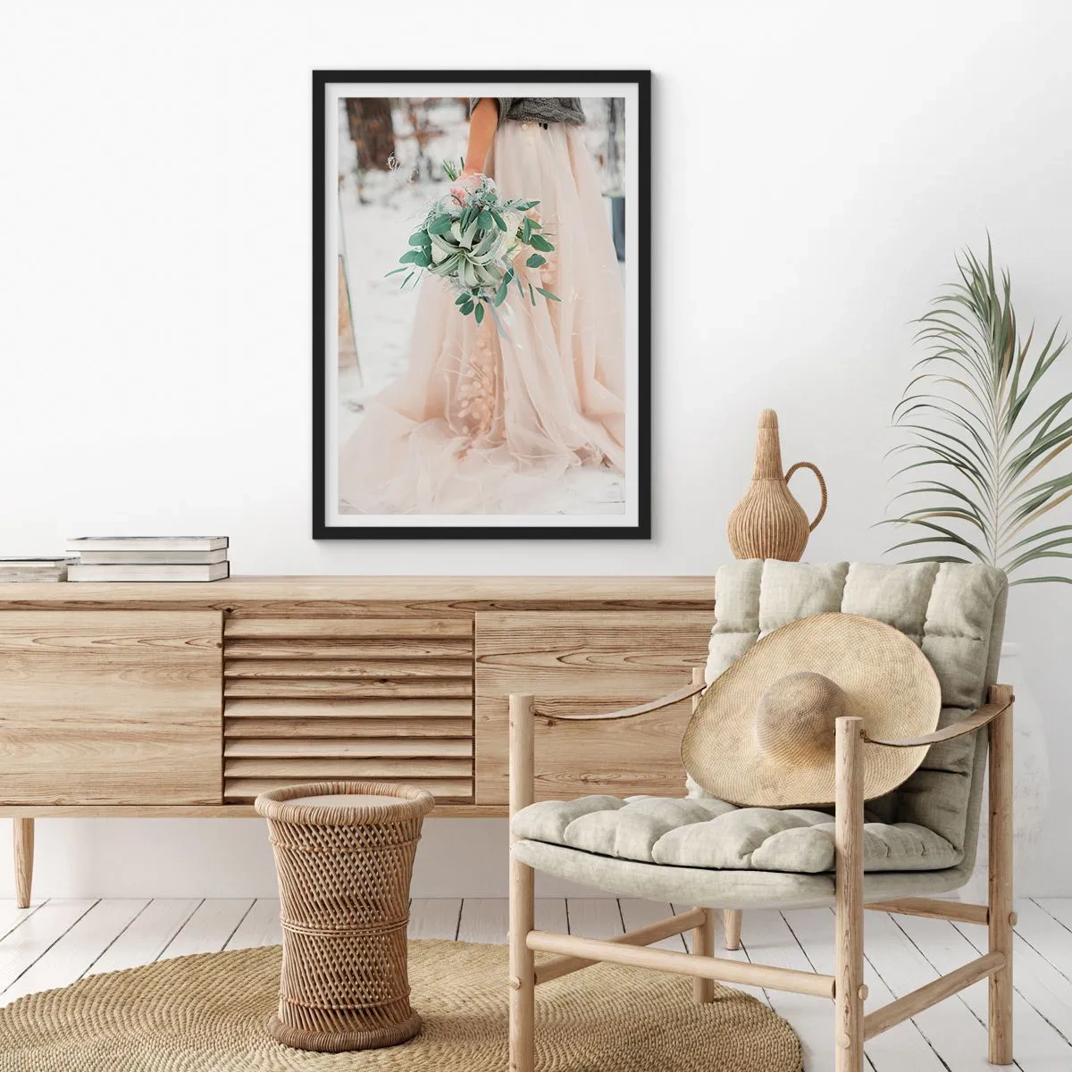 Affisch i svart ram - En brud i en beige klänning som håller en bukett i snön - 50x70cm - Och så levde de lyckliga i alla sina dagar - Modern väggdekoration för vardagsrum och sovrum ARTTOR