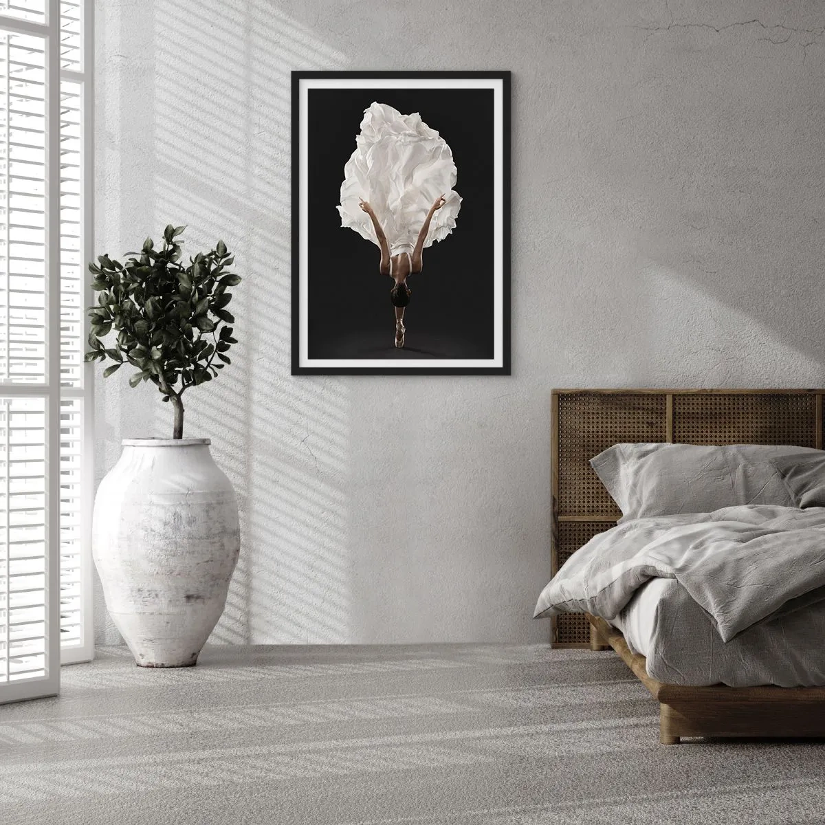 Affisch i svart ram - En dansare i en vit klänning som svävar i luften mot en svart bakgrund - 50x70cm - Ovanliga vägar - Modern väggdekoration för vardagsrum och sovrum ARTTOR