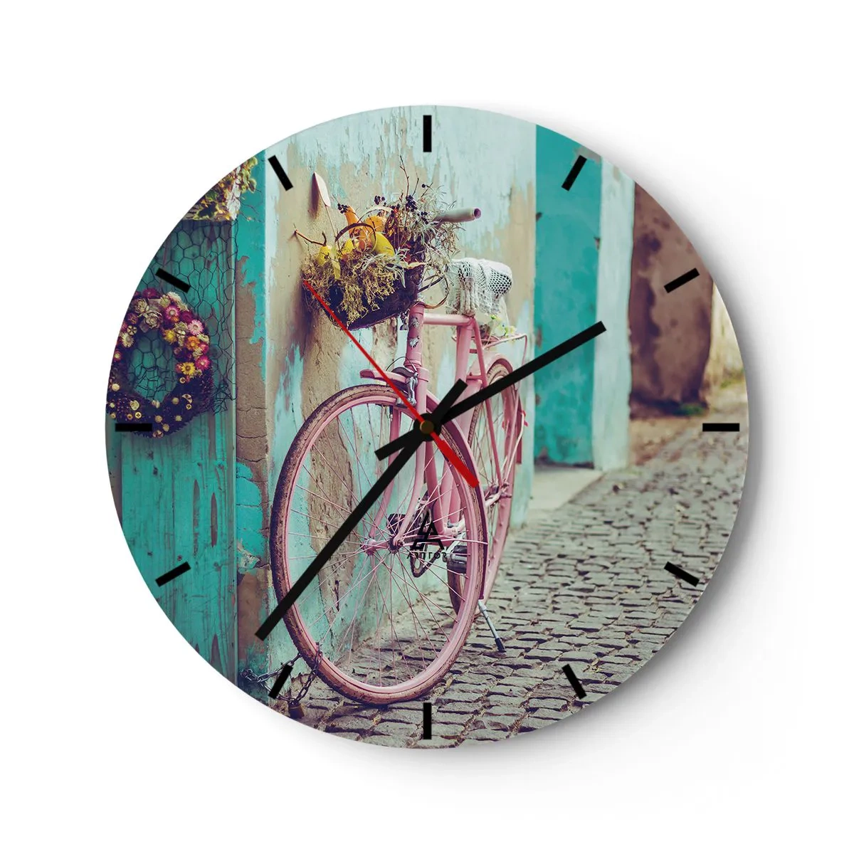 Väggklocka - Klocka på glas - En rosa cykel bredvid en turkos vägg på en kullerstensgata - 30x30cm - Strax tillbaka - Modern väggdekoration för vardagsrum, kök och sovrum ARTTOR