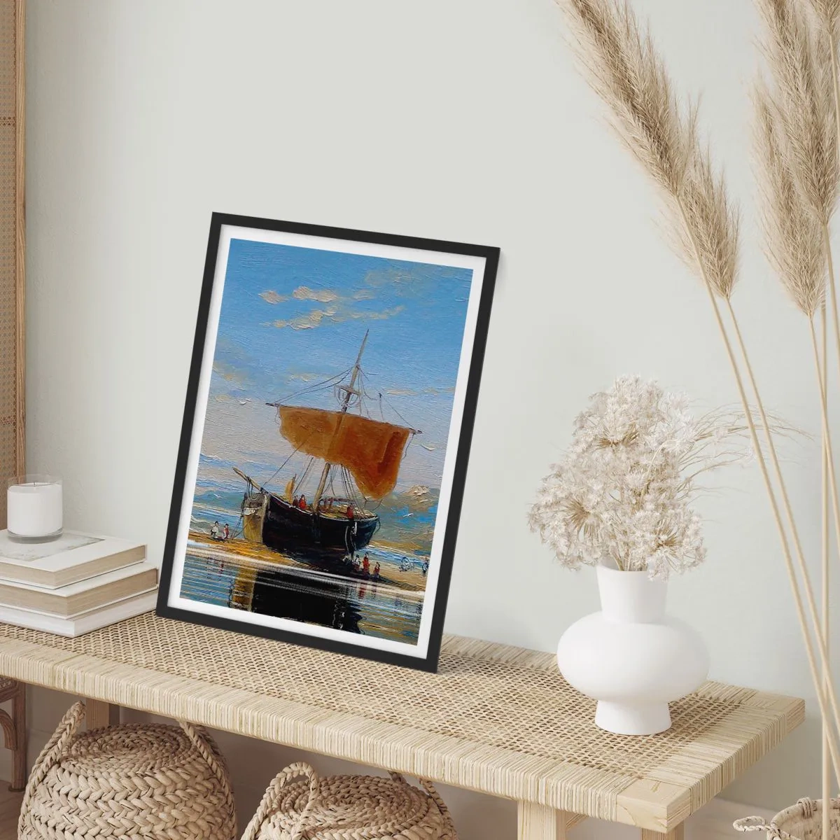 Affisch i svart ram - En traditionell segelbåt vid stranden med sin reflektion i vattnet - 50x70cm - Vatten, jord, luft - Modern väggdekoration för vardagsrum och sovrum ARTTOR