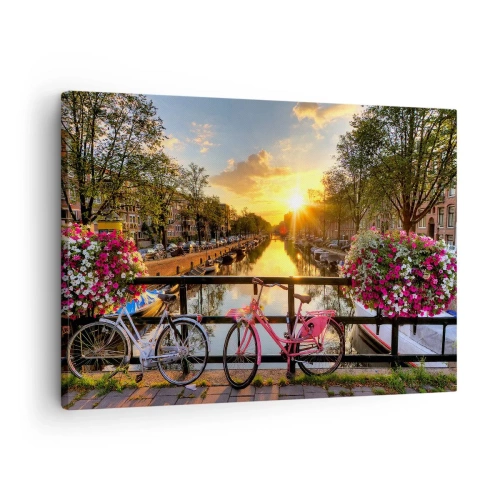 Canvastavla - Bild på duk - Cyklar på en bro i skenet av den nedgående solen - 70x50cm - Vårmorgon i Amsterdam - Modern väggdekoration för vardagsrum och sovrum ARTTOR
