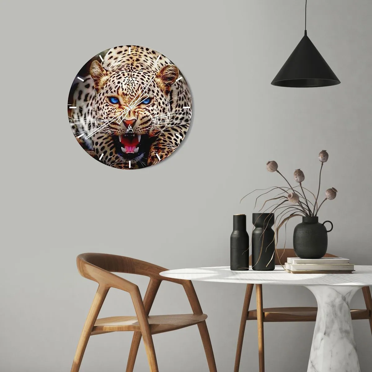 Väggklocka - Klocka på glas - En hotfull leopard med blå ögon mot naturens bakgrund - 30x30cm - Ilska är dålig för skönheten - Modern väggdekoration för vardagsrum, kök och sovrum ARTTOR