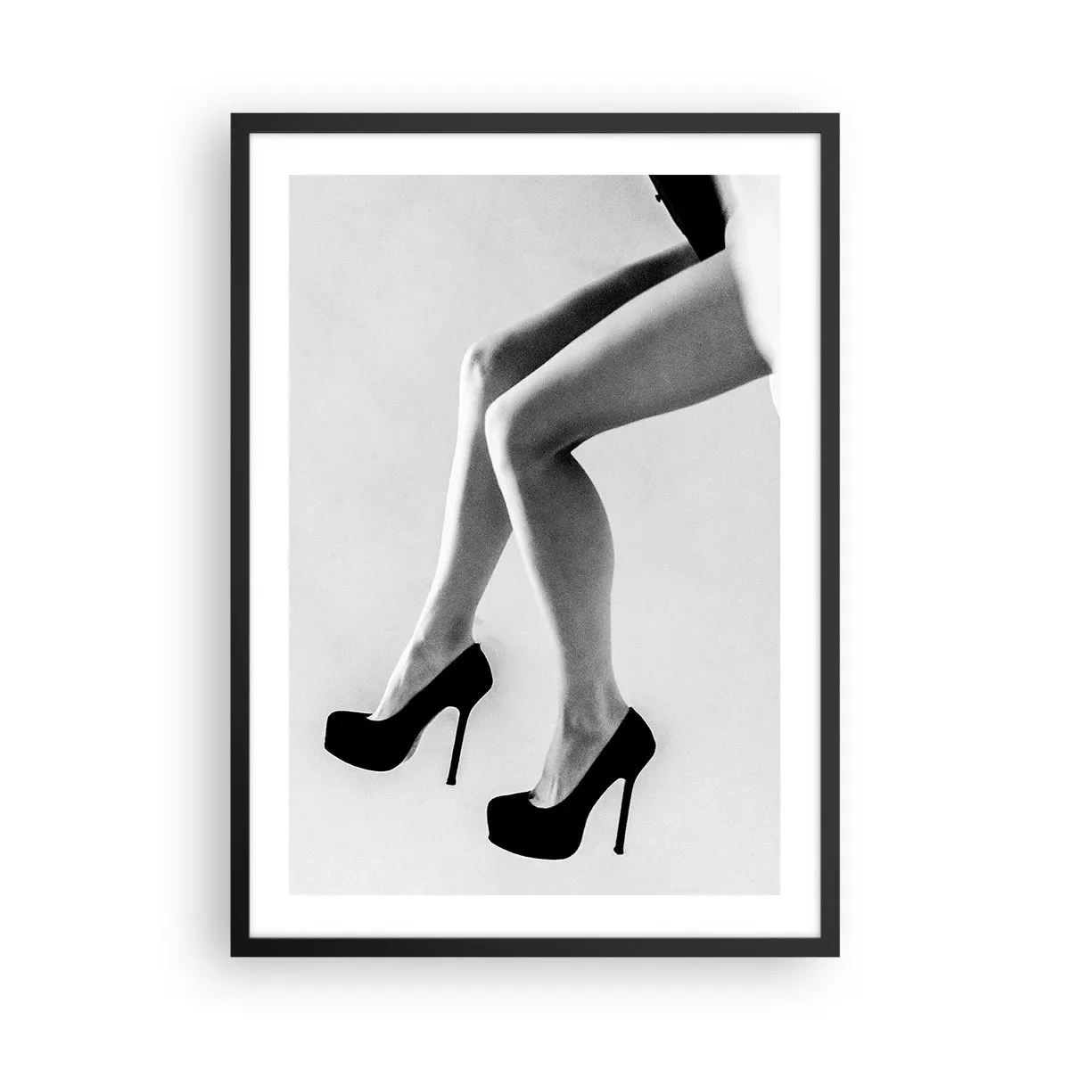 Affisch i svart ram - Svartvitt fotografi av en kvinnas ben i höga klackar - 50x70cm - Evig kvinnlighet - Modern väggdekoration för vardagsrum och sovrum ARTTOR