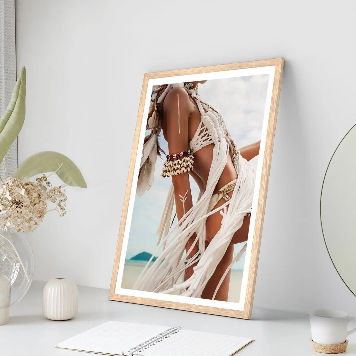 Affisch i ram av ljusek - Solens prästinna - 70x100 cm