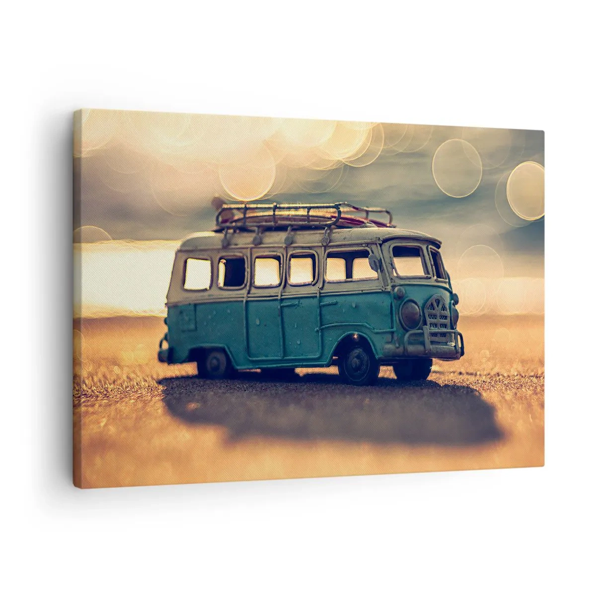 Canvastavla - Bild på duk - Retrobuss mot suddigt ljus - 70x50cm - Slut på smågudarna: pengar och arbete  - Modern väggdekoration för vardagsrum och sovrum ARTTOR