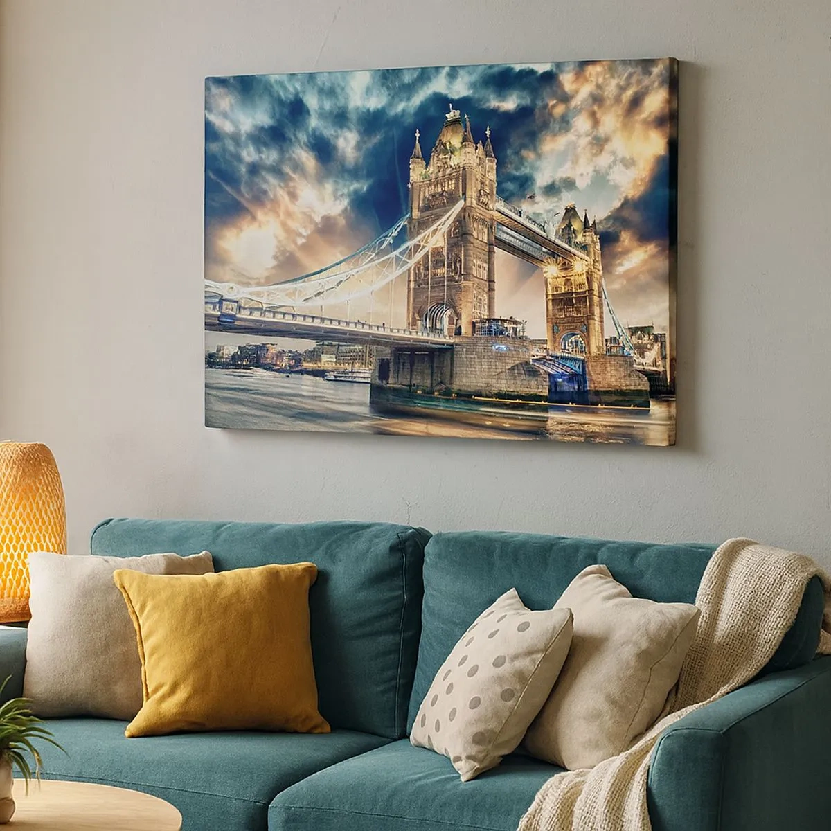 Canvastavla - Bild på duk - Tower Bridge i skymningen mot en dynamisk himmel - 70x50cm - Monument över viktorianska imperiet - Modern väggdekoration för vardagsrum och sovrum ARTTOR