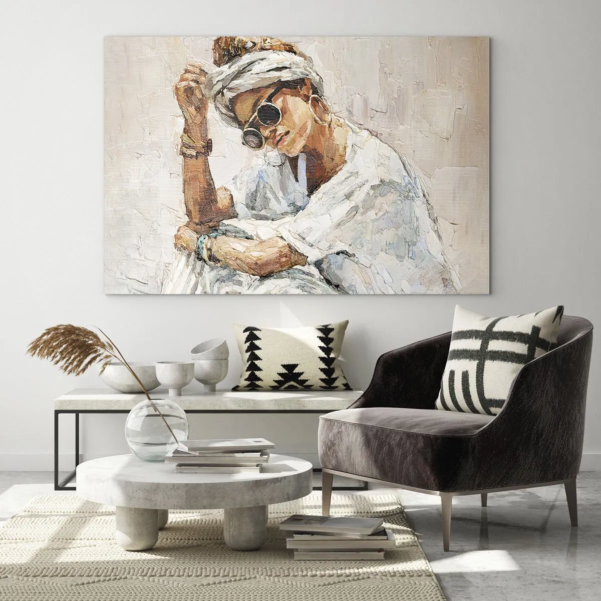 Glastavla - Bild på glas - Porträtt av en kvinna med glasögon och turban målad med palettkniv - 70x50cm - Porträtt i fullt solljus - Modern väggdekoration för vardagsrum och sovrum ARTTOR