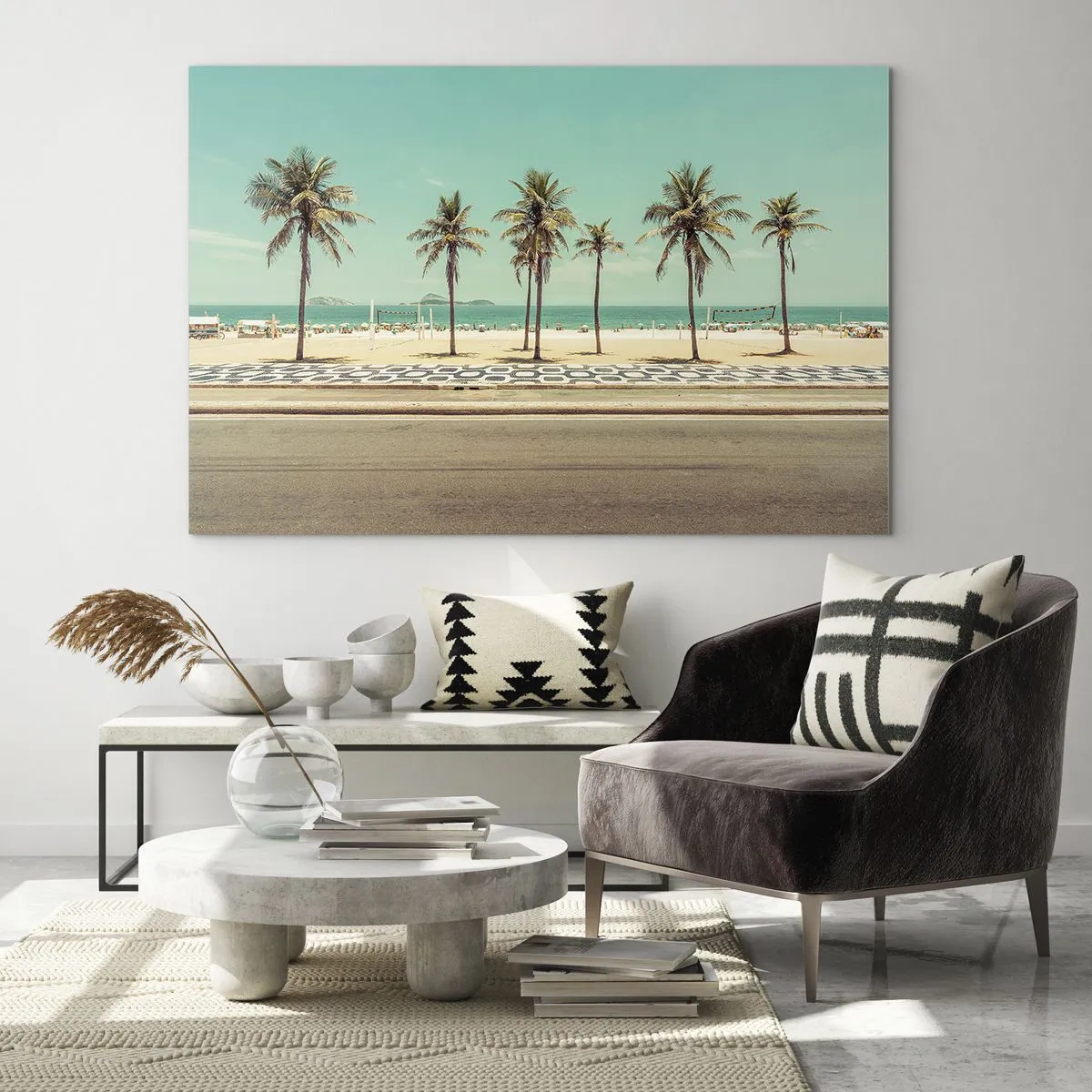 Glastavla - Bild på glas - Palmer på strandpromenaden med stranden och havet i bakgrunden - 70x50cm - På stranden - Modern väggdekoration för vardagsrum och sovrum ARTTOR