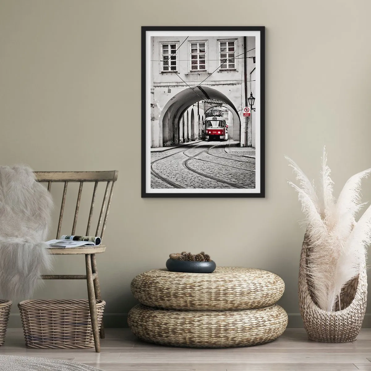 Affisch i svart ram - Röd spårvagn i svartvit miljö - 50x70cm - Genom stadens labyrint - Modern väggdekoration för vardagsrum och sovrum ARTTOR