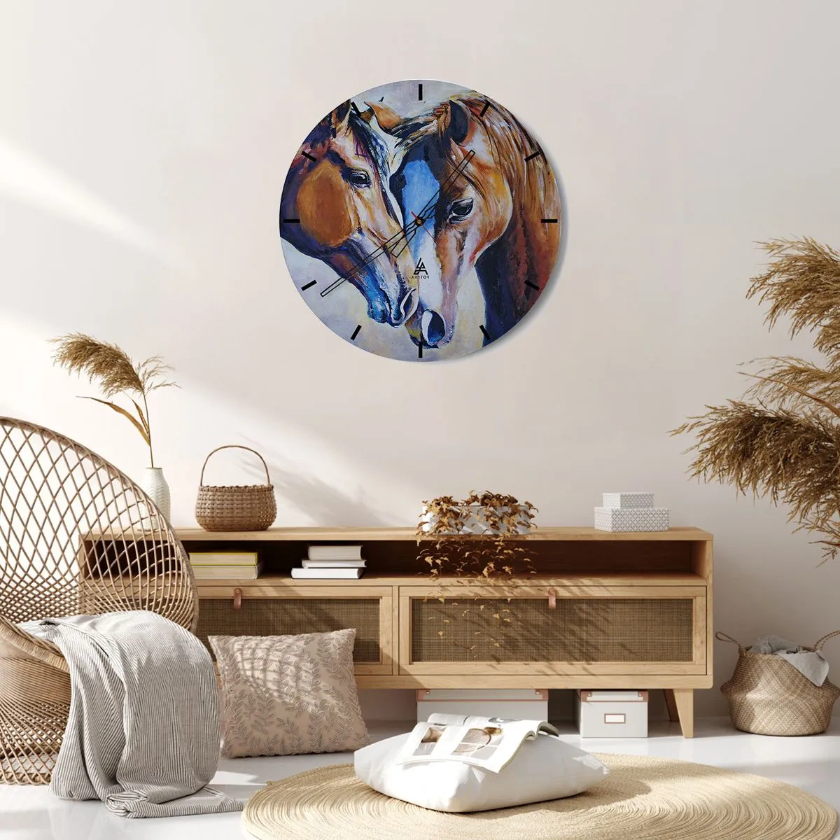 Väggklocka - Klocka på glas - En målning av två hästar i målerisk stil med livfulla färger. - 30x30cm - Är det vänskap? eller är det kärlek? - Modern väggdekoration för vardagsrum, kök och sovrum ARTTOR