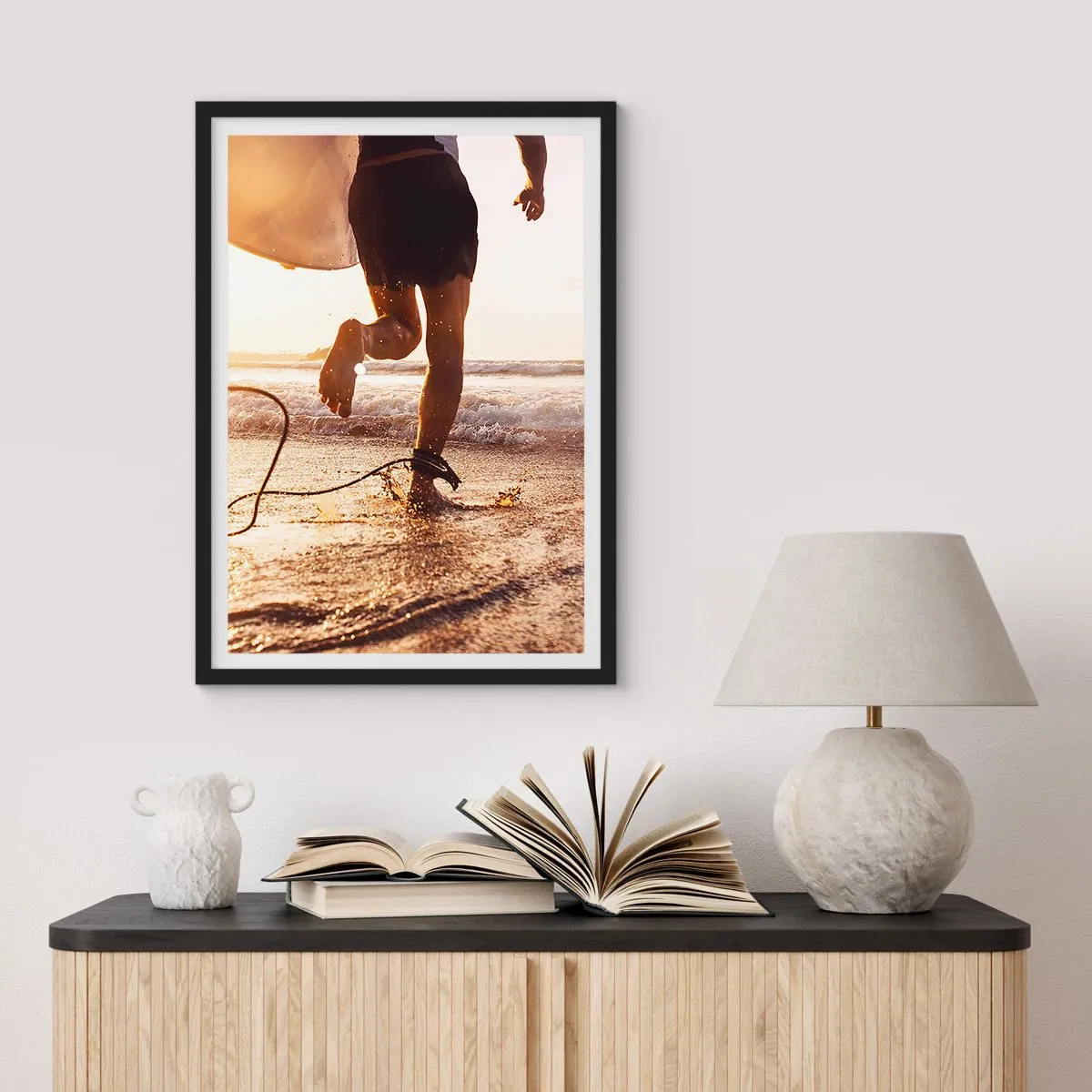 Affisch i svart ram - En surfare springer ut i vattnet vid solnedgången - 50x70cm - Möta vågorna - Modern väggdekoration för vardagsrum och sovrum ARTTOR