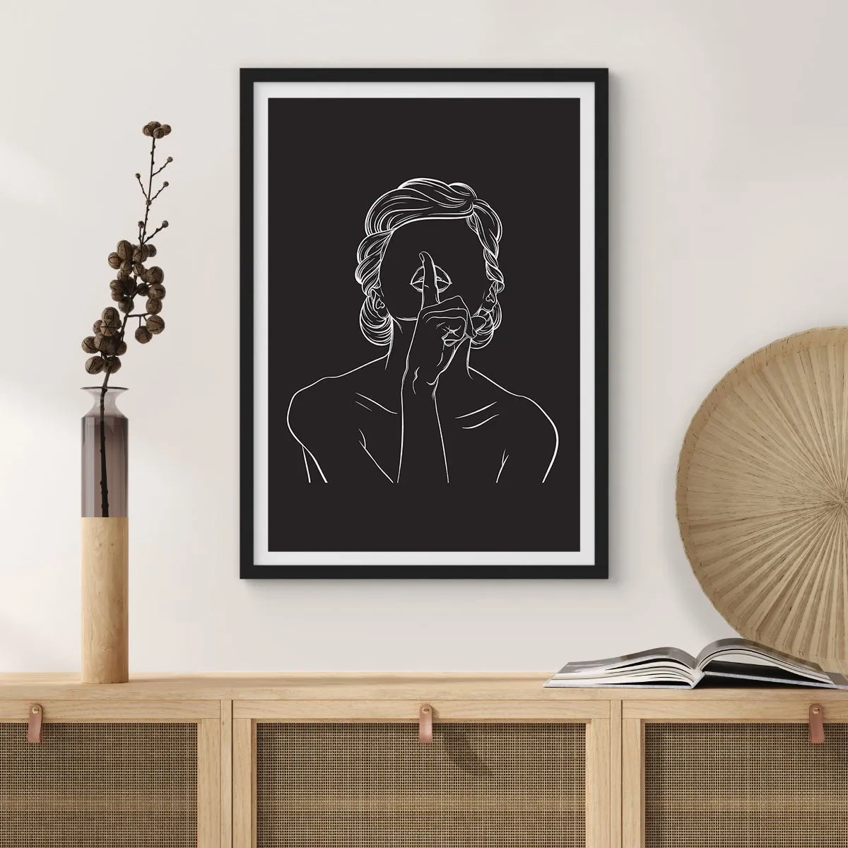 Affisch i svart ram - En minimalistisk illustration av en kvinna som gör en tystnadsgest mot en svart bakgrund. - 50x70cm - Skönhet blommar i tystnad - Modern väggdekoration för vardagsrum och sovrum ARTTOR