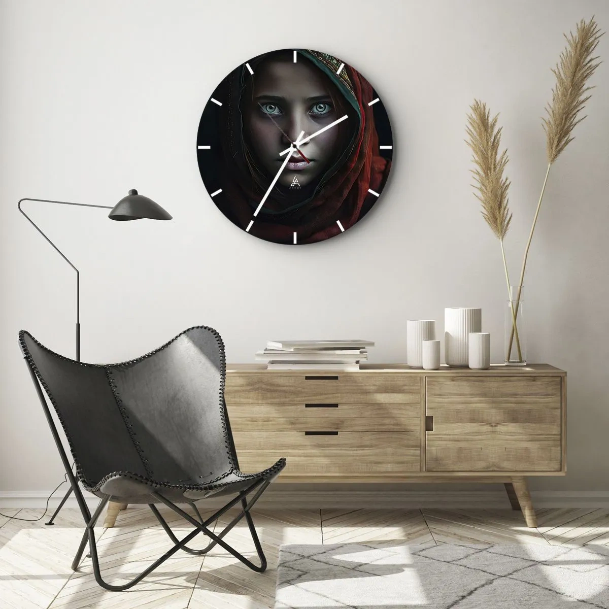 Väggklocka - Klocka på glas - Porträtt av en flicka i en röd halsduk med en intensiv blick - 30x30cm - Östlig prinsessa - Modern väggdekoration för vardagsrum, kök och sovrum ARTTOR