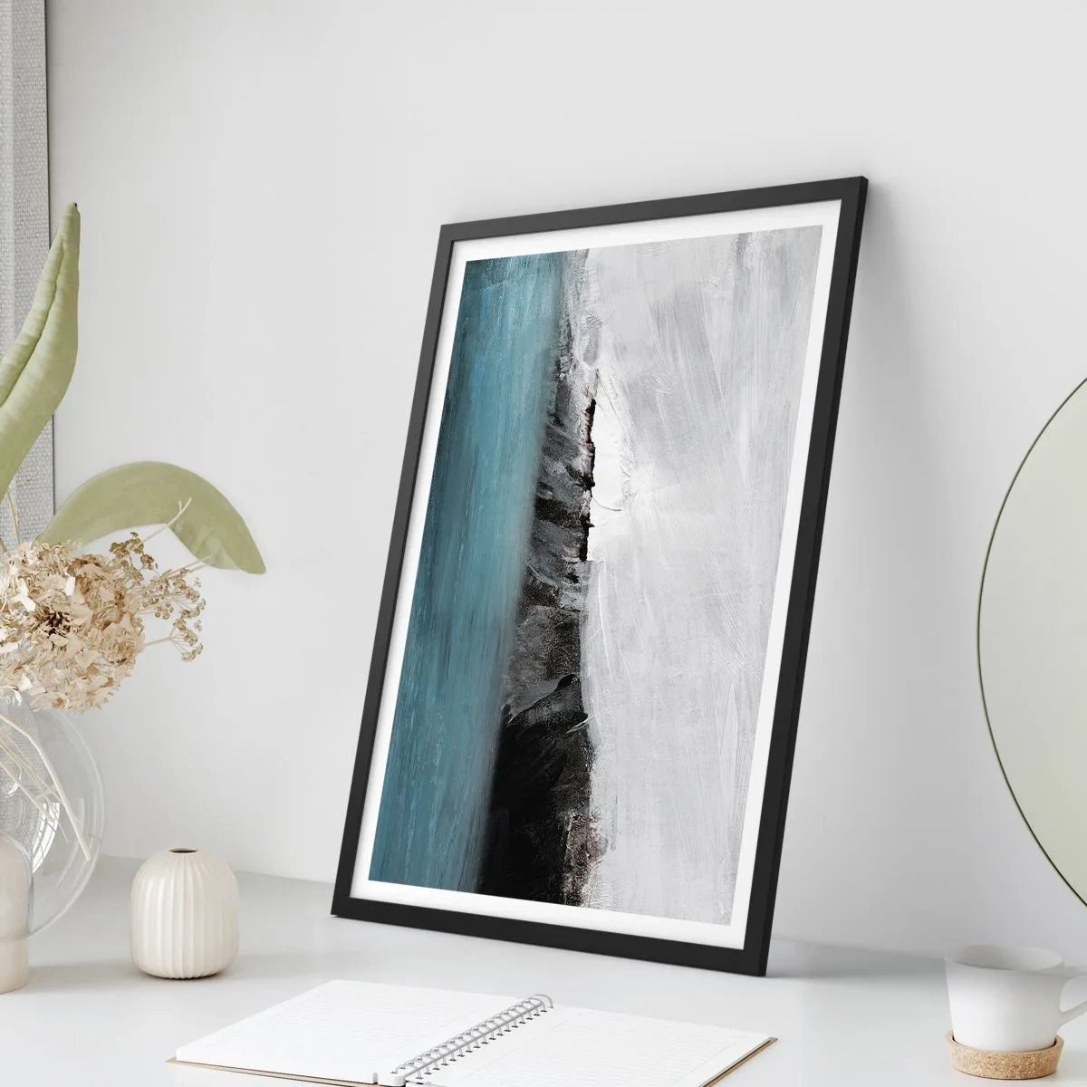 Affisch i svart ram - Abstrakt komposition av en klippig kust och hav - 50x70cm - Vatten - jord: en krock mellan elementen - Modern väggdekoration för vardagsrum och sovrum ARTTOR
