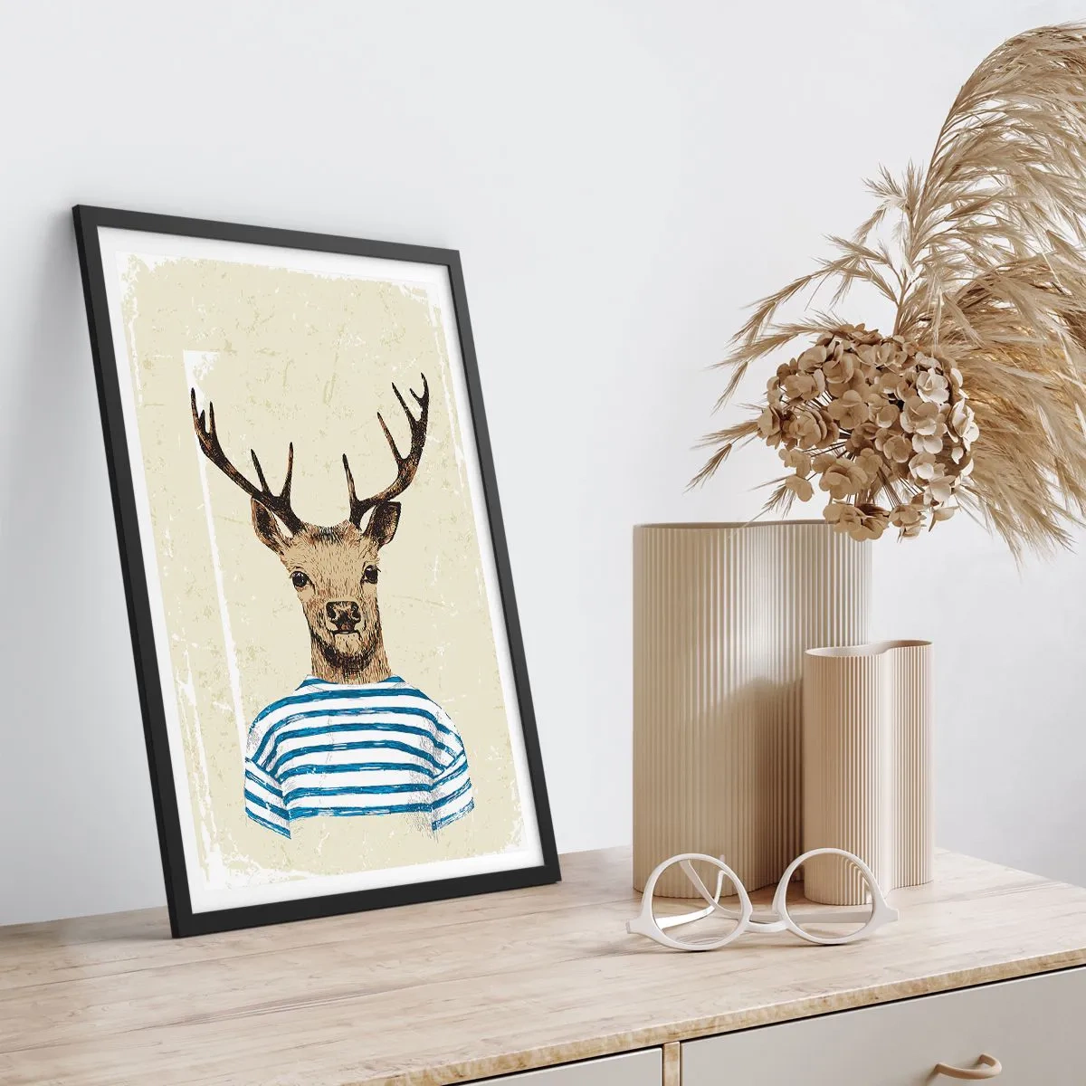 Affisch i svart ram - Grafik av en hjort i sjömanskläder - 50x70cm - Ty jag gillar randiga tröjor! - Modern väggdekoration för vardagsrum och sovrum ARTTOR
