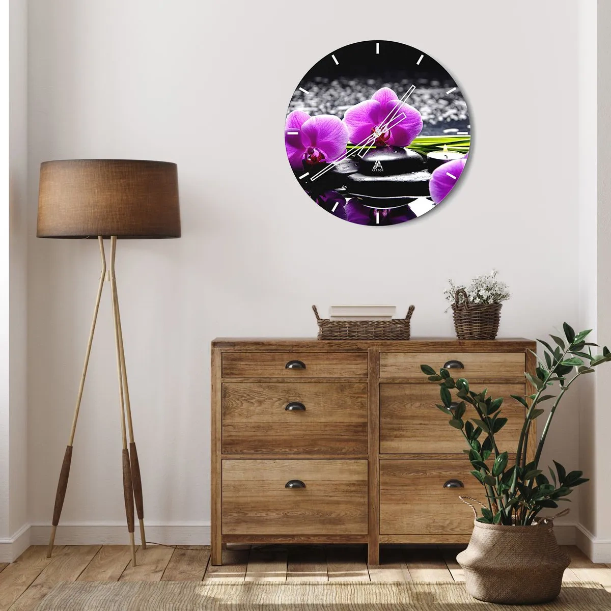 Väggklocka - Klocka på glas - Lila orkidéer med stenar och ett ljus på vattnet - 30x30cm - Drunkna i tystnad och lugn - Modern väggdekoration för vardagsrum, kök och sovrum ARTTOR
