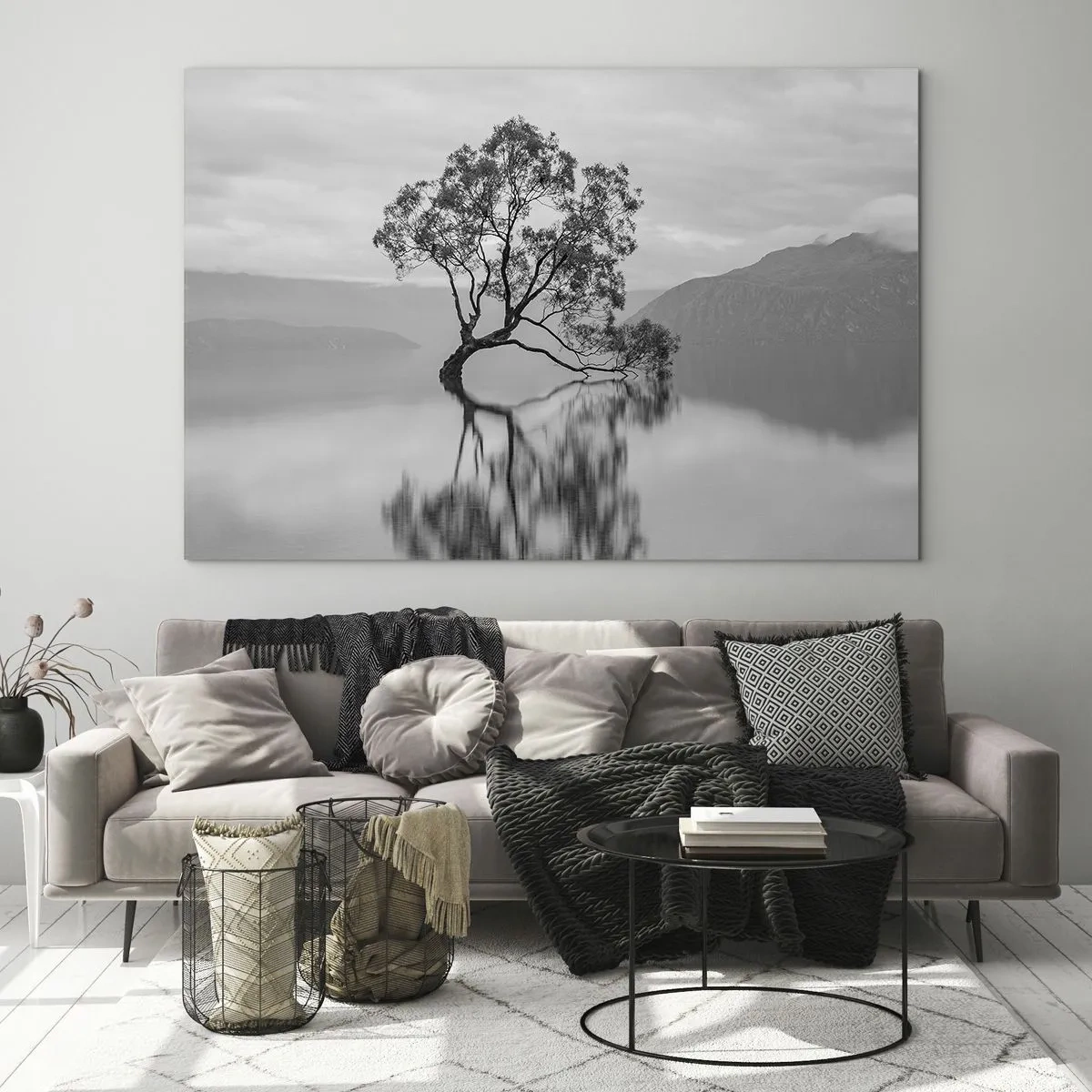 Glastavla - Bild på glas - Ett ensamt träd på vattnet i ett svartvitt landskap - 70x50cm - Det finns ett land - Modern väggdekoration för vardagsrum och sovrum ARTTOR