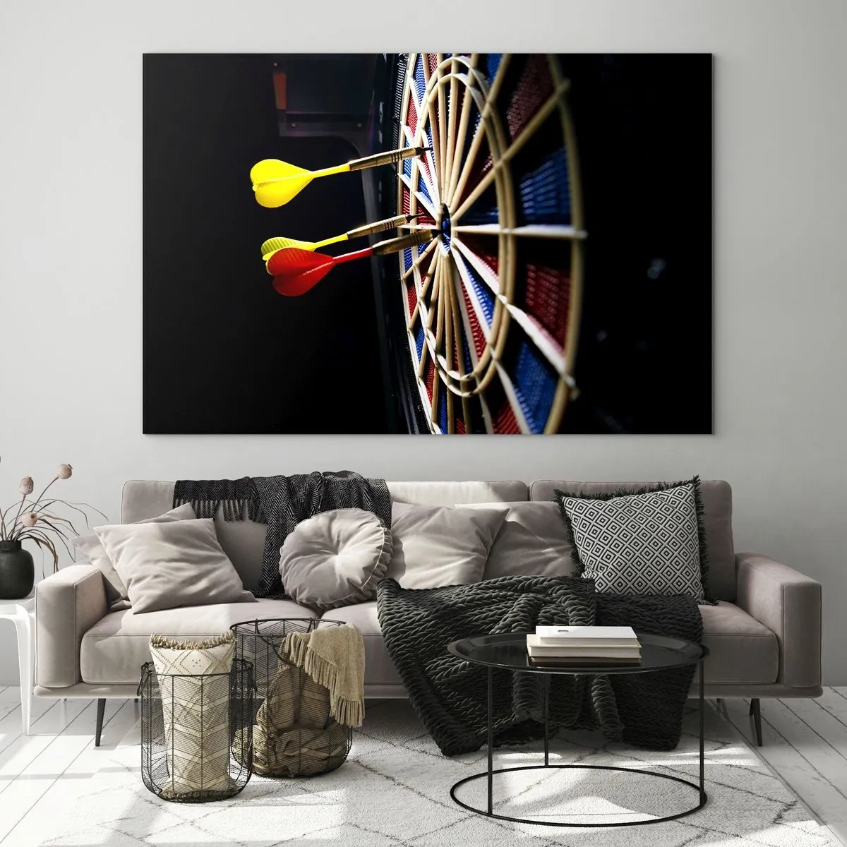 Glastavla - Bild på glas - Dart som träffar ett mål i en mörk miljö - 70x50cm - Mitt i prick - Modern väggdekoration för vardagsrum och sovrum ARTTOR