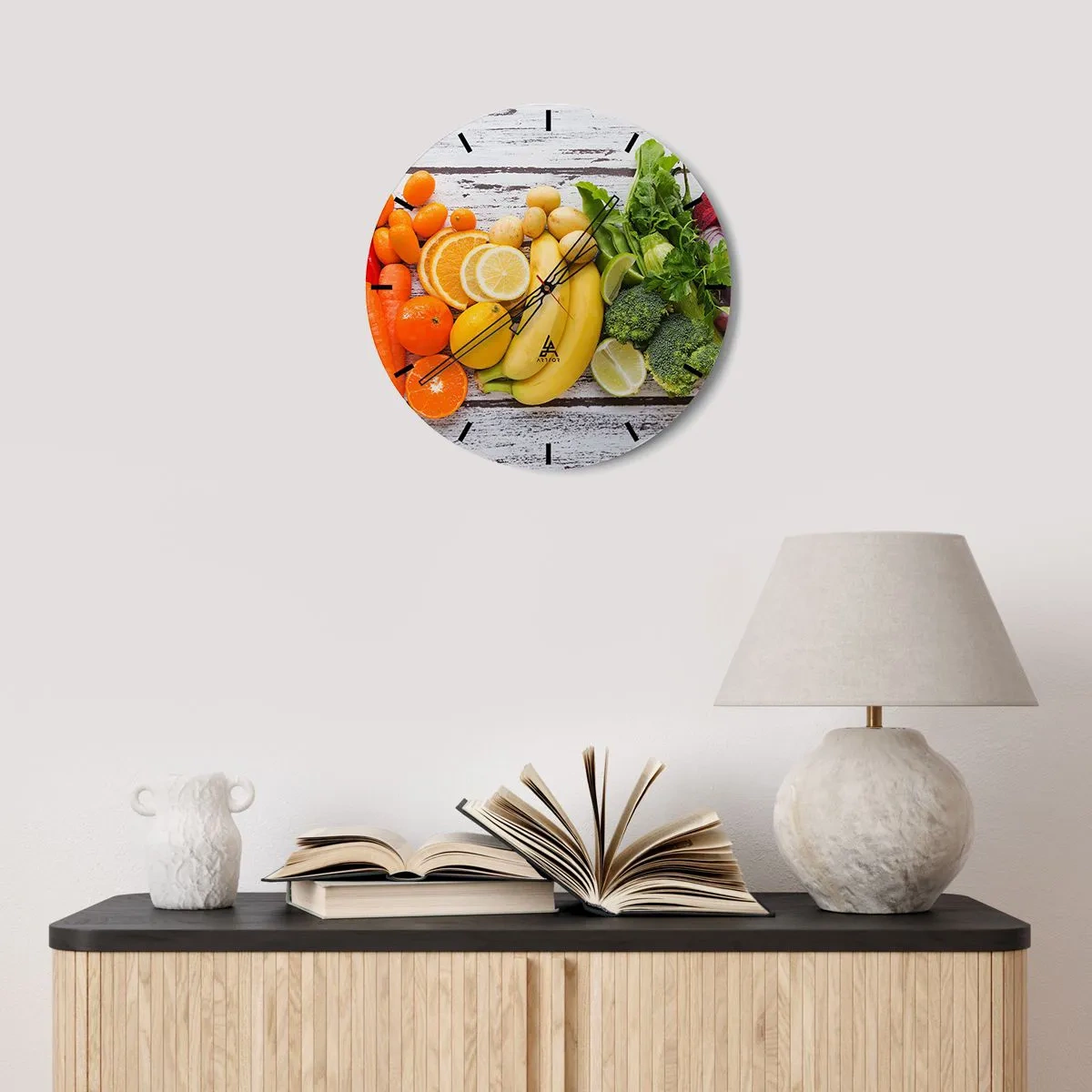 Väggklocka - Klocka på glas - Färgglada frukter och grönsaker på en träbakgrund - 30x30cm - Räcker det inte? - Modern väggdekoration för vardagsrum, kök och sovrum ARTTOR