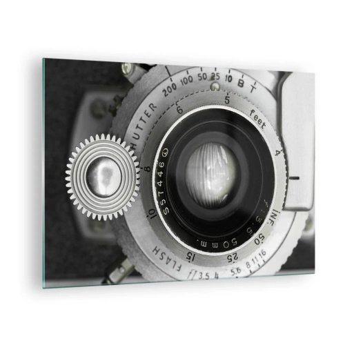 Glastavla - Bild på glas - En närbild av ett gammalt kameraobjektiv, fullt av nostalgi och vintageatmosfär. - 70x50cm - En berättelse om Hollywood - Modern väggdekoration för vardagsrum och sovrum ARTTOR
