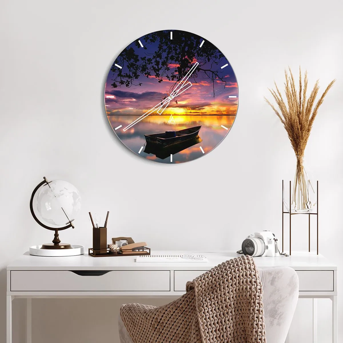 Väggklocka - Klocka på glas - "Du verkar hänga i mitten av himmelvalvet…" - 30x30 cm