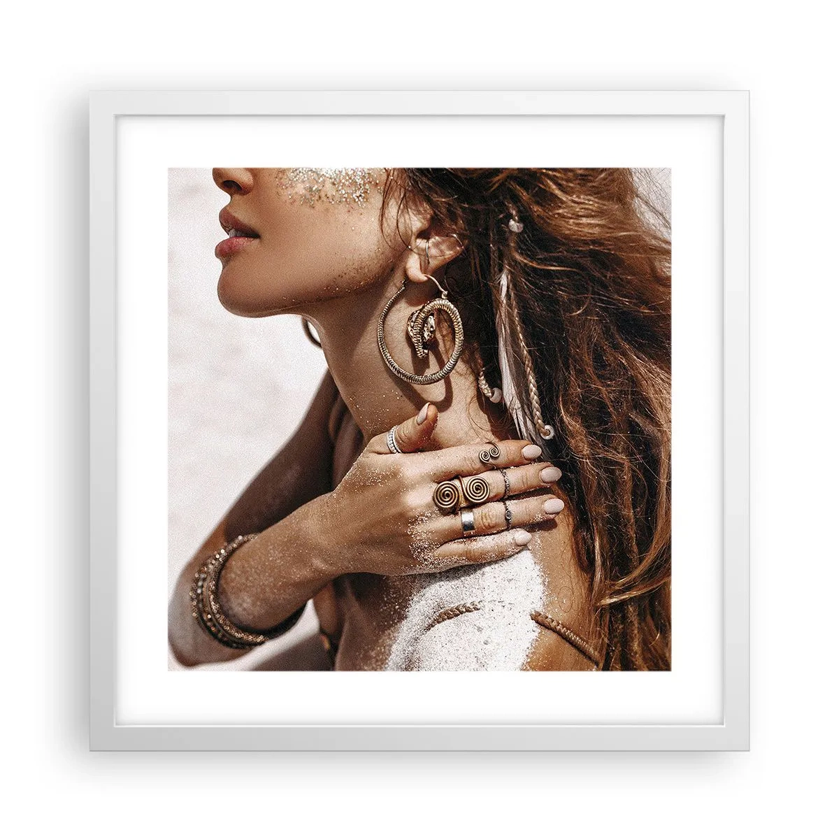 Affisch i vit ram - Vilda strandens drottning - 40x40 cm