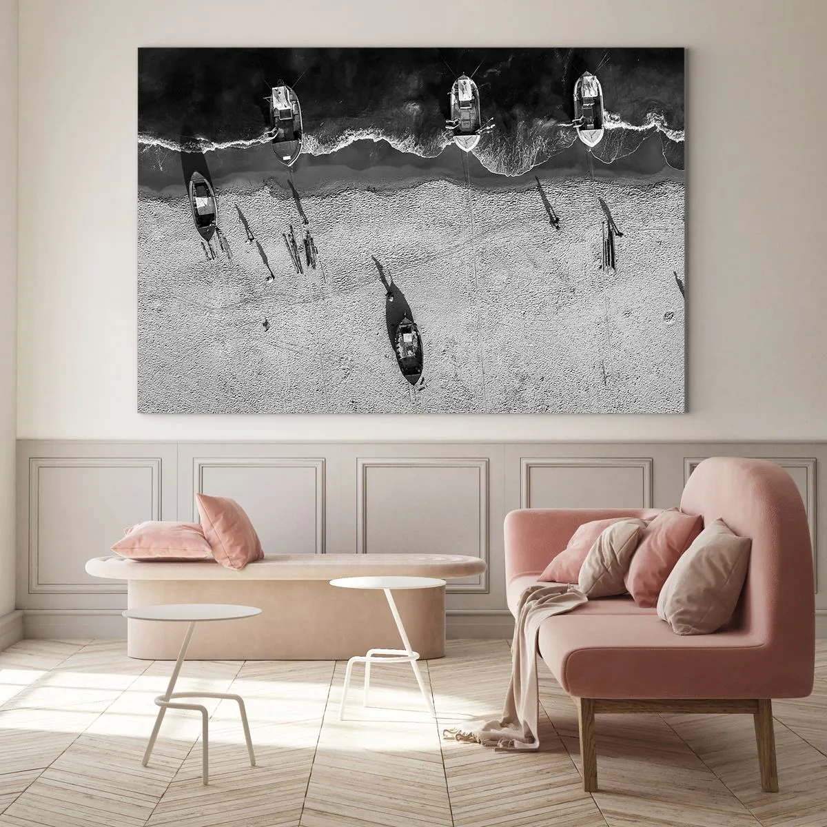 Glastavla - Bild på glas - Svartvita båtar och deras skuggor på en sandstrand sedd ovanifrån - 70x50cm - Fortfarande på stranden... - Modern väggdekoration för vardagsrum och sovrum ARTTOR