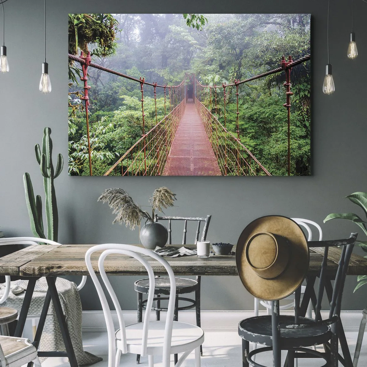 Canvastavla - Bild på duk - En hängbro i en tropisk djungel omgiven av dimma - 70x50cm - Upphängd i trädkronorna - Modern väggdekoration för vardagsrum och sovrum ARTTOR