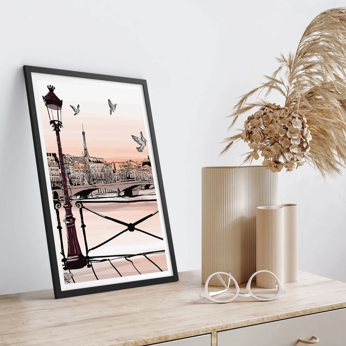 Affisch i svart ram - Illustration av Paris vid solnedgången med en lykta och bro - 50x70cm - Över Paris tak - Modern väggdekoration för vardagsrum och sovrum ARTTOR