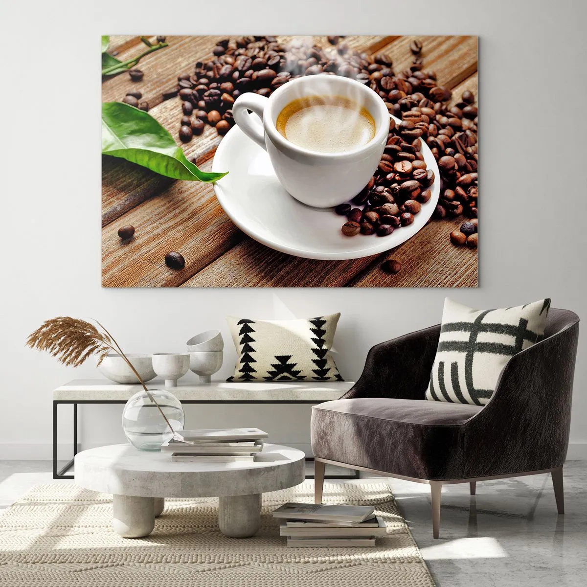 Glastavla - Bild på glas - En kopp kaffe omgiven av bönor på ett träbord - 70x50cm - Kaffe på bordet - Modern väggdekoration för vardagsrum och sovrum ARTTOR