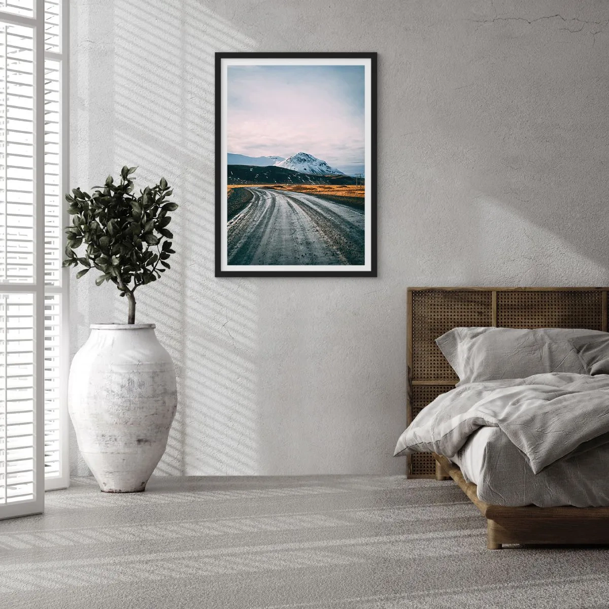 Affisch i svart ram - En väg som leder mot de snötäckta bergen - 50x70cm - I isländsk stämning - Modern väggdekoration för vardagsrum och sovrum ARTTOR
