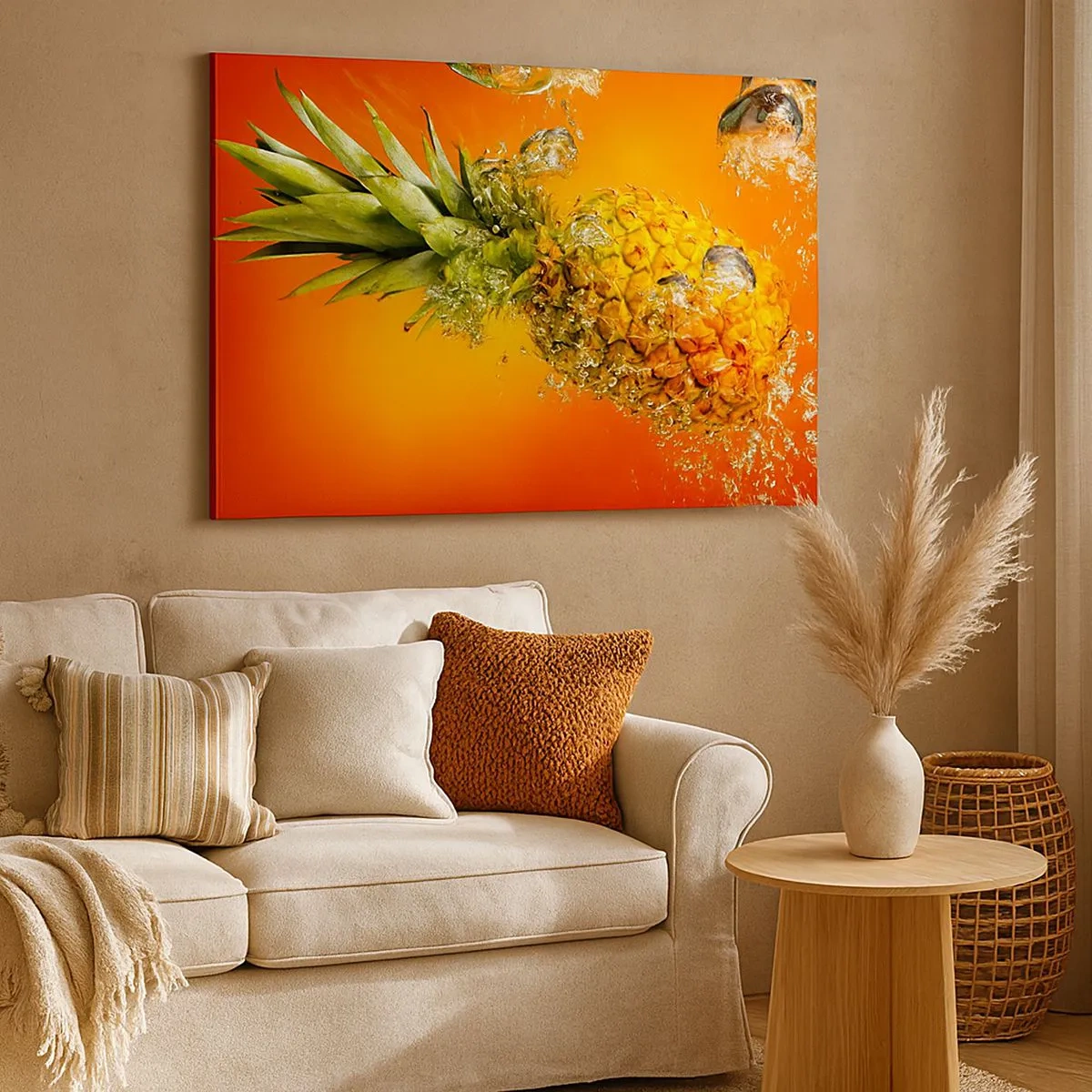 Canvastavla - Bild på duk - En ananas nedsänkt i vatten mot en orange tonad bakgrund. - 70x50cm - Saftig tropisk fräschhet - Modern väggdekoration för vardagsrum och sovrum ARTTOR