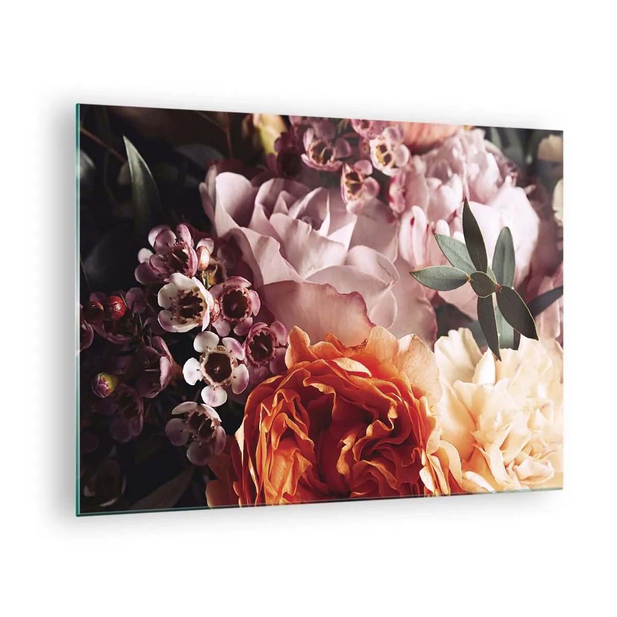 Glastavla - Bild på glas - En närbild av en komposition av rosor, nejlikor och små blommor. - 70x50cm - Omgärdade av skönhet - Modern väggdekoration för vardagsrum och sovrum ARTTOR