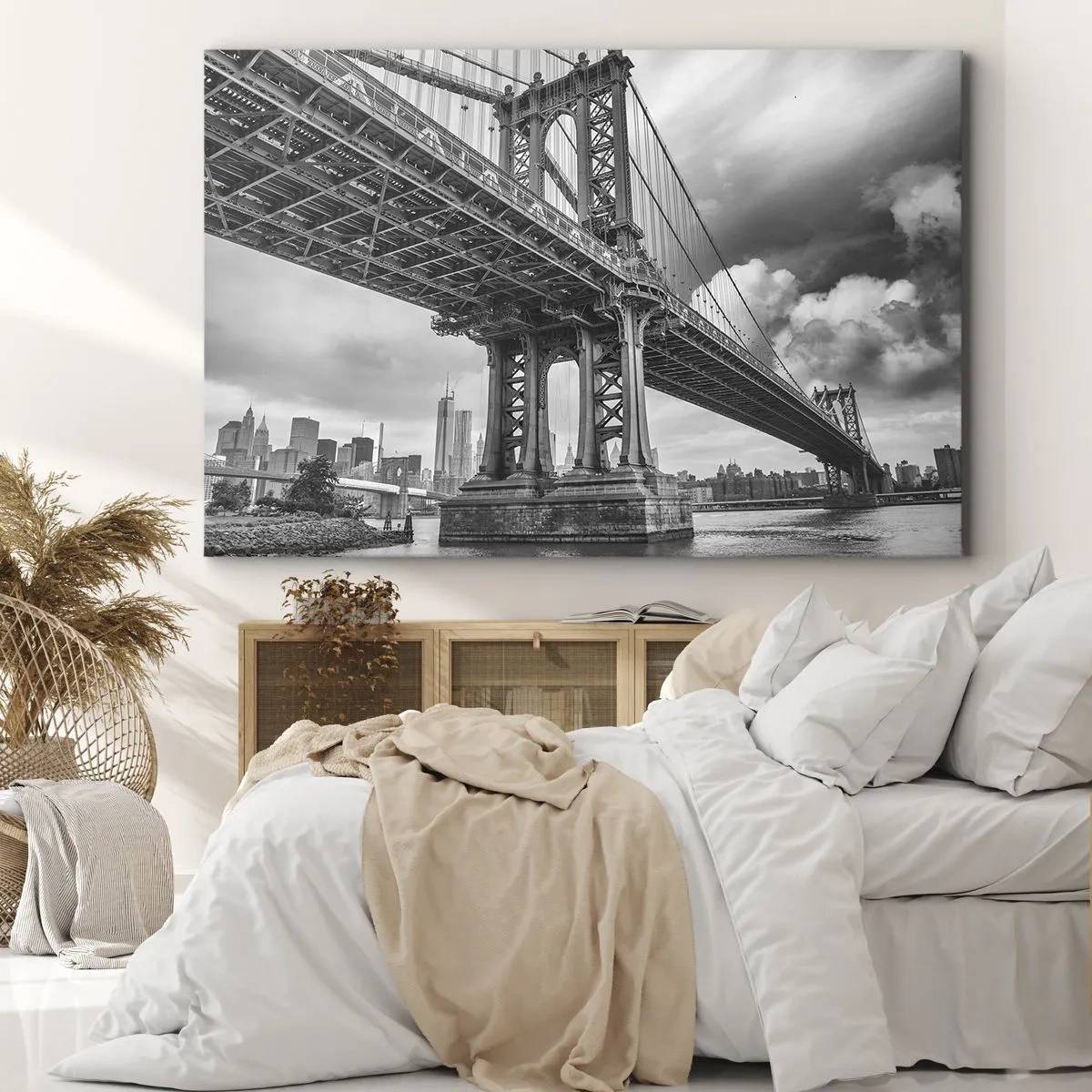 Canvastavla - Bild på duk - En bro i svartvitt med utsikt över staden - 70x50cm - Till stadens hjärta - Modern väggdekoration för vardagsrum och sovrum ARTTOR