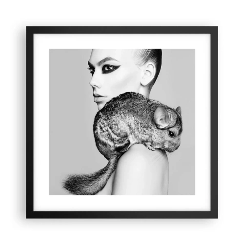 Affisch i svart ram - Dam med chinchilla - 40x40 cm