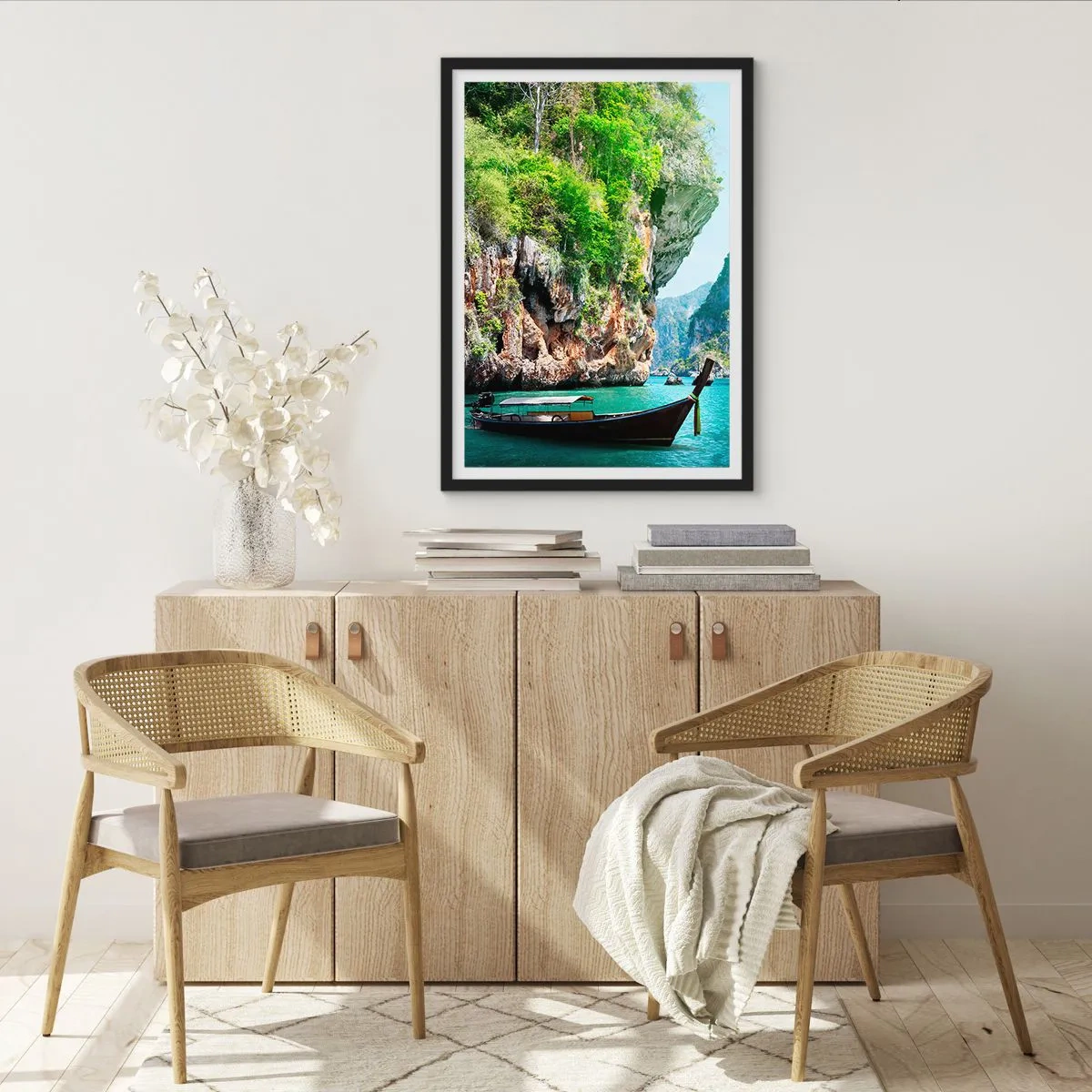 Affisch i svart ram - En traditionell båt mot bakgrund av pittoreska klippor och grönska - 50x70cm - Inbjudan till exotisk resa - Modern väggdekoration för vardagsrum och sovrum ARTTOR