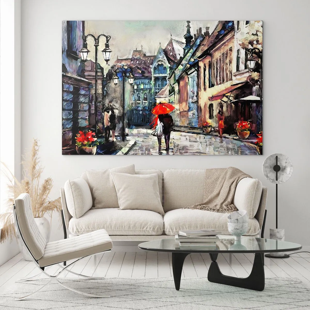 Glastavla - Bild på glas - Ett par under ett rött paraply som promenerar nerför en pittoresk gata - 70x50cm - Regn för två - Modern väggdekoration för vardagsrum och sovrum ARTTOR