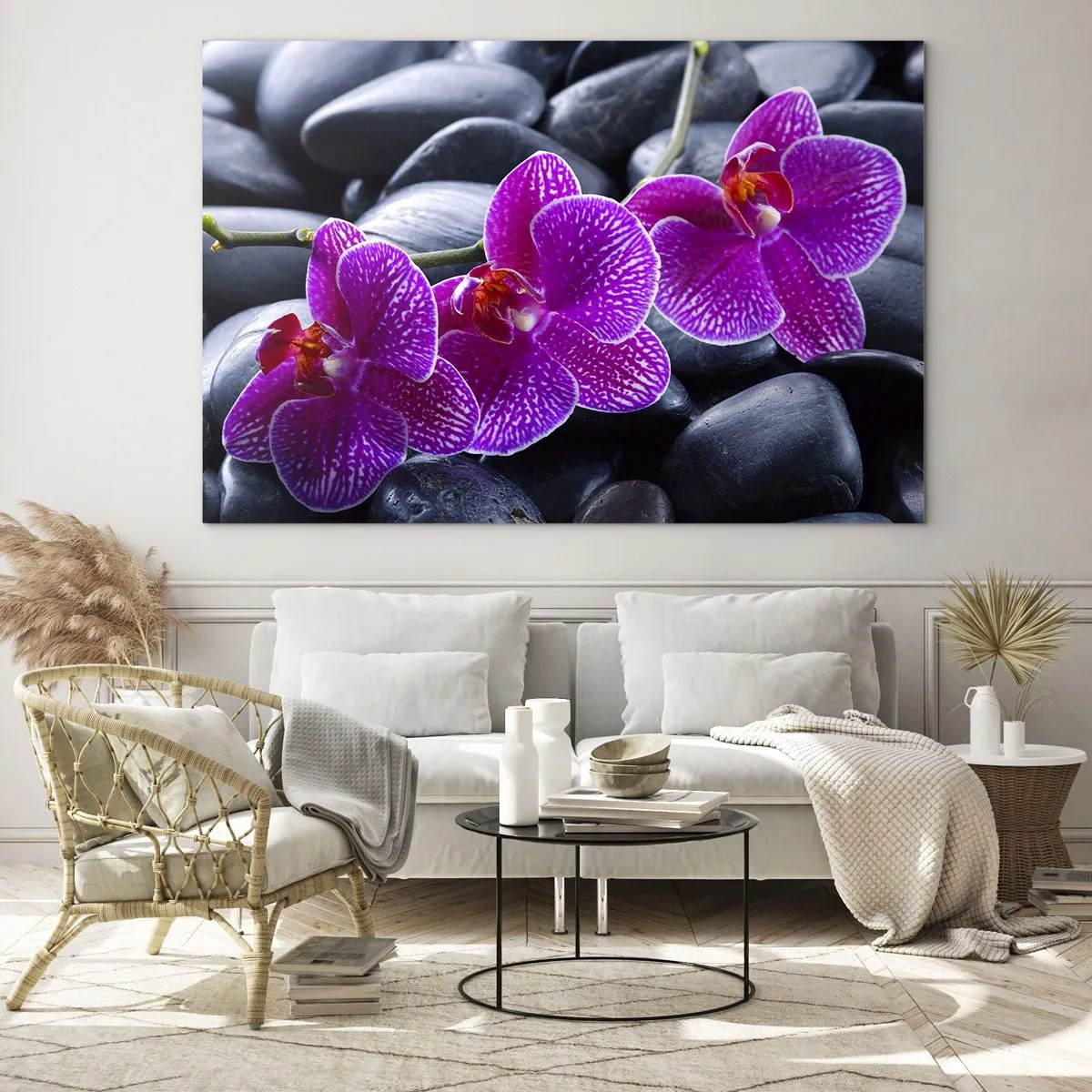 Glastavla - Bild på glas - Lila orkidéer mot en bakgrund av släta stenar - 70x50cm - Stenarna har bleknat av beundran - Modern väggdekoration för vardagsrum och sovrum ARTTOR