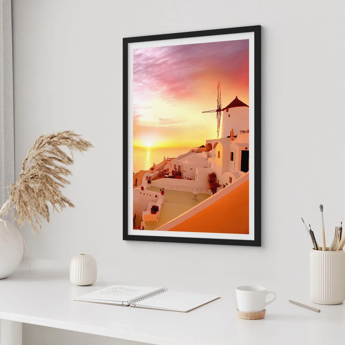 Affisch i svart ram - En pittoresk solnedgång i en grekisk stad - 50x70cm - Smälta sig in i vitt och guld - Modern väggdekoration för vardagsrum och sovrum ARTTOR